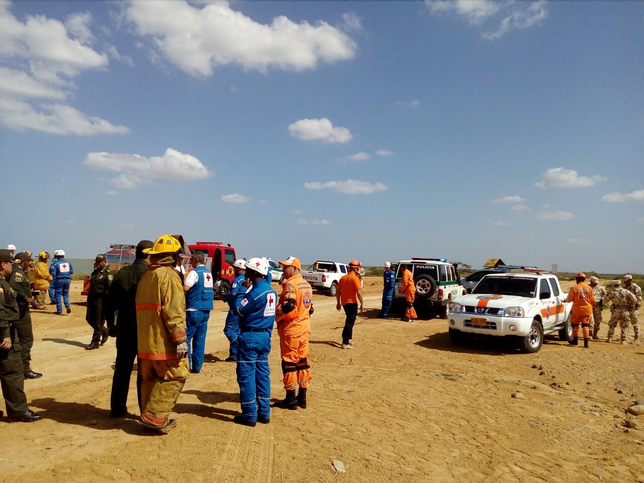 Organismos de socorro junto con Defensa Civil Colombiana atienden incendio en Manaure