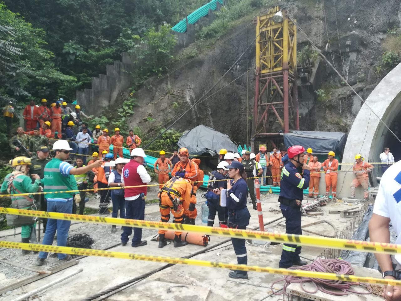 Defensa Civil Colombiana y organismos de socorro atienen emergencia por desplome de puente en construcción en la vía Bogotá Villavicencio