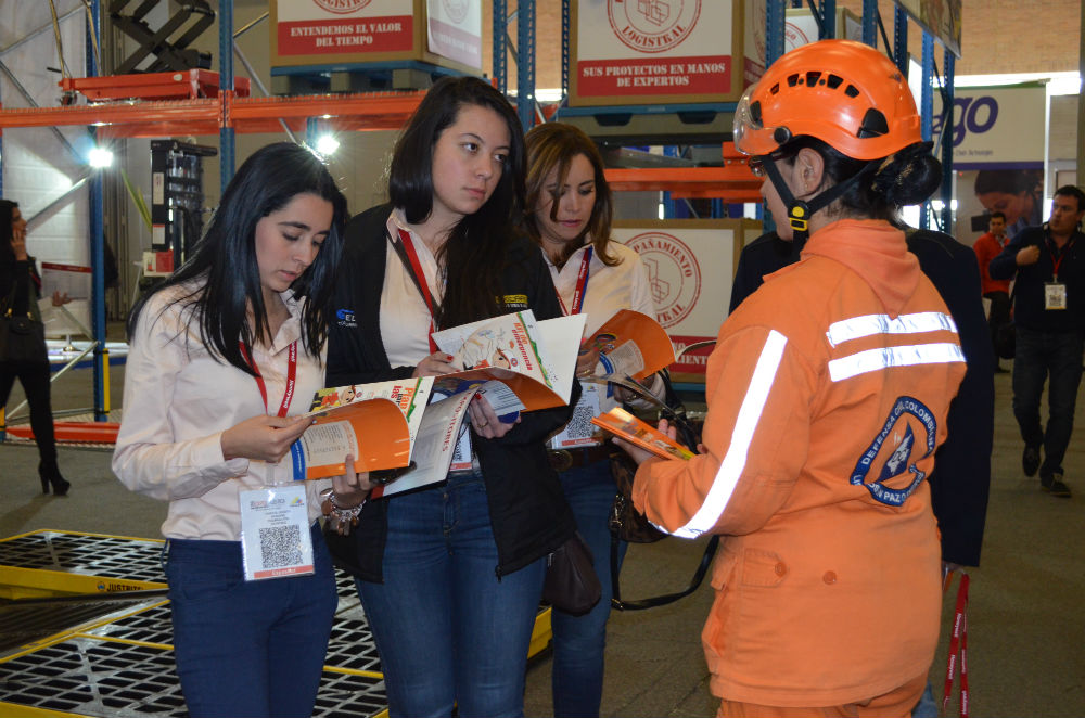 Bogota-Entrega de información institucional a los asistentes a la Feria Internacional para la Defensa y Seguridad Expodefensa 2015