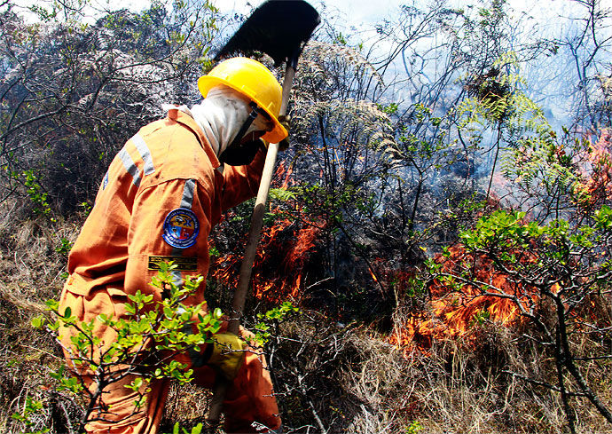 Cali-Valle del Cauca: Atención y control de incendios por parte de nuestros voluntarios a causa del fenómeno del Niño en esta zona del departamento