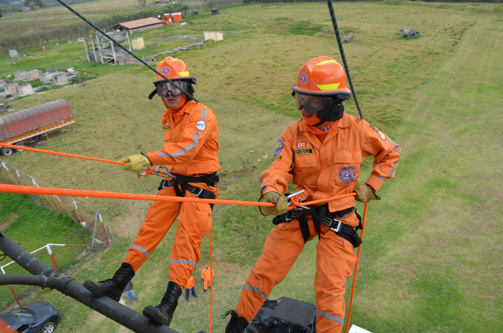 Funza-Cundinamarca: Voluntarios desarrollan ejercicio de Rescate Vertical en la Escuela Internacional Carlos Lleras Restrepo de la Defensa Civil Colombiana