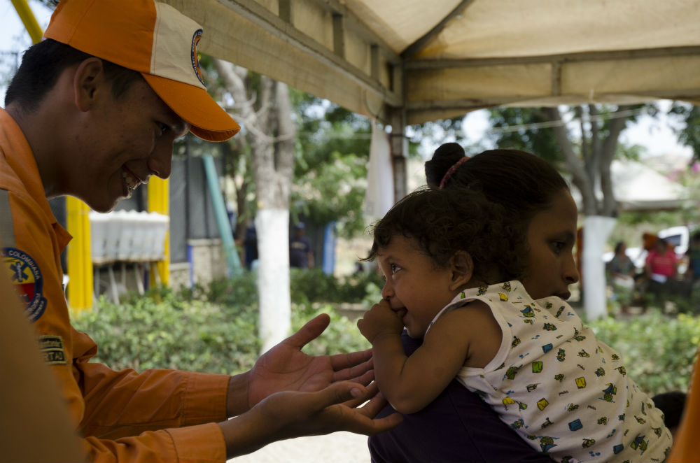 Cúcuta- Velar por una adecuada atención humanitaria en los niños y sus madres, una de las prioridades de la Defensa Civil Colombiana durante la crisis fronteriza del año 2015