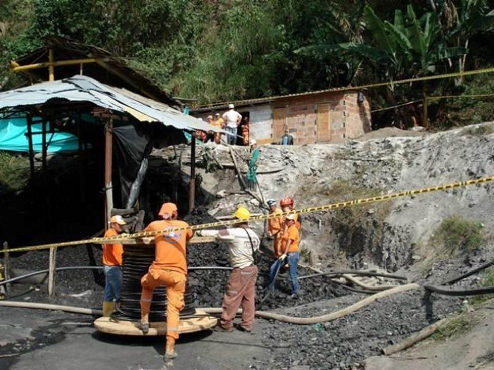 Mineros Atrapados en Antioquia: Defensa Civil Colombiana Presente