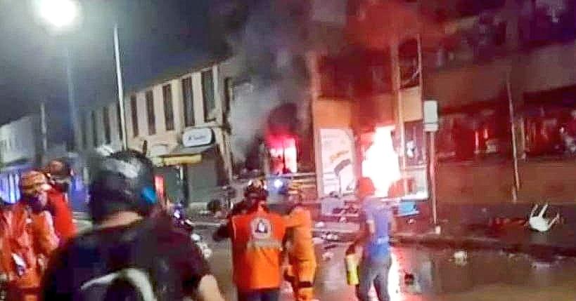 VOLUNTARIOS DEL META APOYARON EXTINCIÓN INCENDIO DE LA ALCALDIA DE ACACIAS